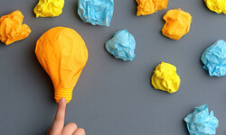 Bunte Papierknäuel + Glühbirne
