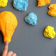 Bunte Papierknäuel + Glühbirne