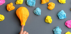 Bunte Papierknäuel + Glühbirne
