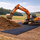 Bagger auf Bodenschutzmatten
