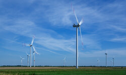 Genehmigung und Überwachung von Windenergieanlagen – Grundlagenseminar Drehende Windräder in Landschaft