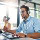 Office-Leute mit Headsets