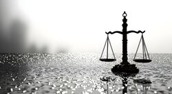 Justitia-Waage Wasser s/w