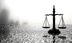 Justitia-Waage Wasser s/w