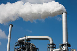 Dampfender Industrieschornstein