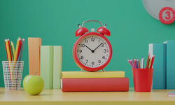 Azubi-Training „Selbstmanagement 2.0: Dein Fahrplan für den Ausbildungserfolg“ Schreibtisch mit Wecker