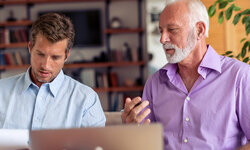 Wissensverlust vermeiden – Know-how im Team sichern Jüngerer und älterer Kolle im Wissensaustausch