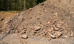 Akkreditierungspflicht? Was jetzt für die Probenahme von Böden gilt! Erdhaufen