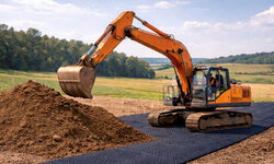 Bagger auf Bodenschutzmatten
