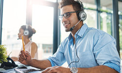 Telefontraining für Auszubildende Junge Menschen mit Telefon-Headsets Arnell K./peopleimages.com ©stock.adobe.com