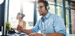 Junge Menschen mit Telefon-Headsets Arnell K./peopleimages.com ©stock.adobe.com