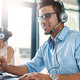 Junge Menschen mit Telefon-Headsets Arnell K./peopleimages.com ©stock.adobe.com