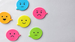 Innere Stabilität und höhere Wirksamkeit durch emotionale Intelligenz Emotionen Sprechblasen
