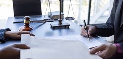 Verhandlungen am Tisch adobestock-598993389.jpg