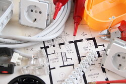 Werkzeuge und Plan für Elektroistallation