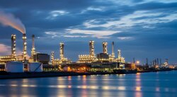 Industrieanlagen in Dämmerung