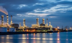 Basiswissen Umweltrecht Industrieanlagen in Dämmerung