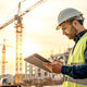 Koordinator mit Sicherheitshelm auf Baustelle