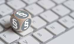 Verwaltungsrechtliche Fragestellungen in immissionsschutzrechtlichen Verfahren Paragraphenwürfel mit Tastatur