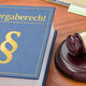 Gesetzbuch mit Richterhammer