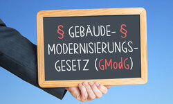Tafel mit Schriftzug "Gebäudemodernisierungsgesetz"