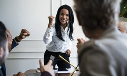 Frau ballt die Faust