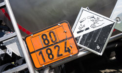 orange Gefahrentafel mit Gefahrnummer 80 und UN-Nummer 1824 (Natriumhydroxid-Lösung)