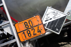 orange Gefahrentafel mit Gefahrnummer 80 und UN-Nummer 1824 (Natriumhydroxid-Lösung)