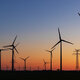 Windräder bei Dämmerung