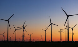 Genehmigung und Überwachung von Windenergieanlagen — Aufbauseminar Windräder bei Dämmerung