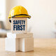 "Safety First", Klötze und Sicherheitshelm