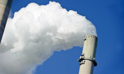 Anforderungen der Industrie-Emissions-Richtlinie (IED) an den Betrieb und die Überwachung von Industrieanlagen Dampfender Industriekamin